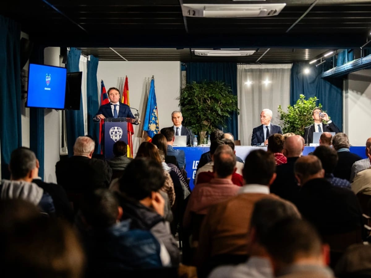 Danvila asegura en la Junta General que un descenso del Levante dibujaría un panorama muy duro