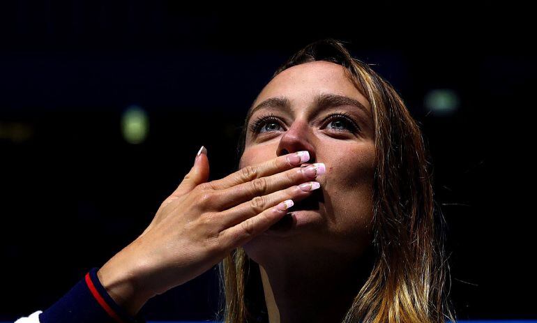 Mireia Belmonte posa con la medalla de oro conseguida en la final de los 200m mariposa 