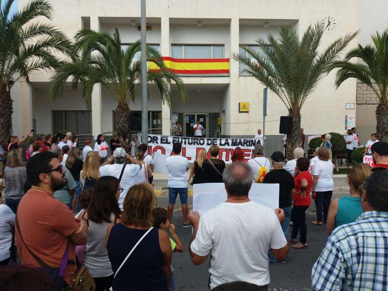 Vecinos de La Marina afectados por el PATIVEL