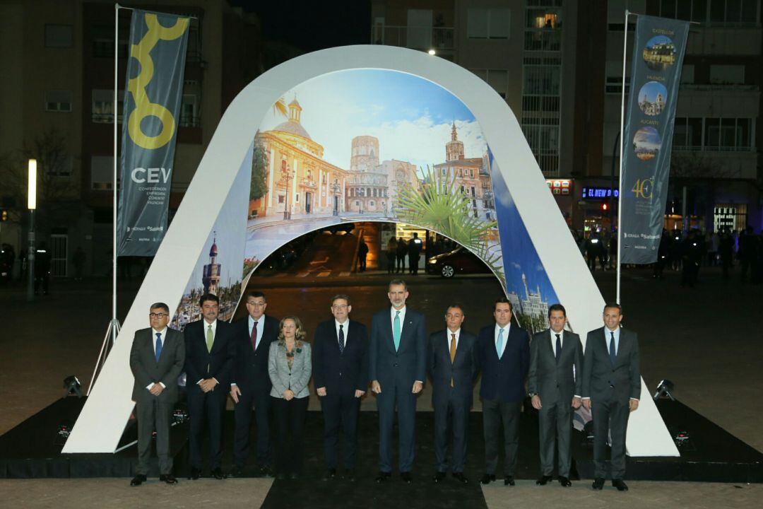 El Rey Felipe VI posa junto con responsables políticos y económicos a la entrada del acto