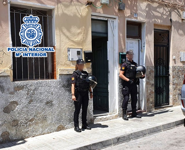 Agentes de la Policía Nacional custodiando uno de los domicilios que se intervinieron en Carrús
