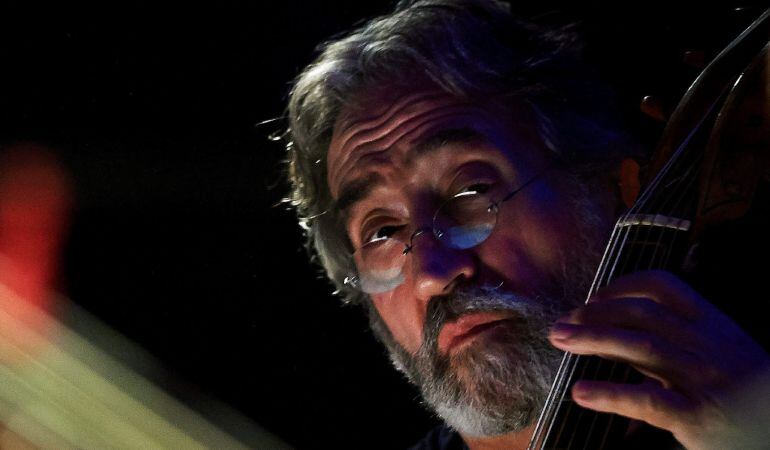 GRA258 MADRID, 30/10/2014.- Fotografía de archivo del 09/12/2013 del músico Jordi Savall que ha renunciado al Premio Nacional de Música por estimar que procede de un Gobierno responsable del "desinterés y la incompetencia" en la defensa del arte, que mantiene en el olvido el patrimonio musical hispánico y que "menosprecia" a los músicos que se dedican a mantenerlo vivo. EFE/ARCHIVO/Adam Warzawa