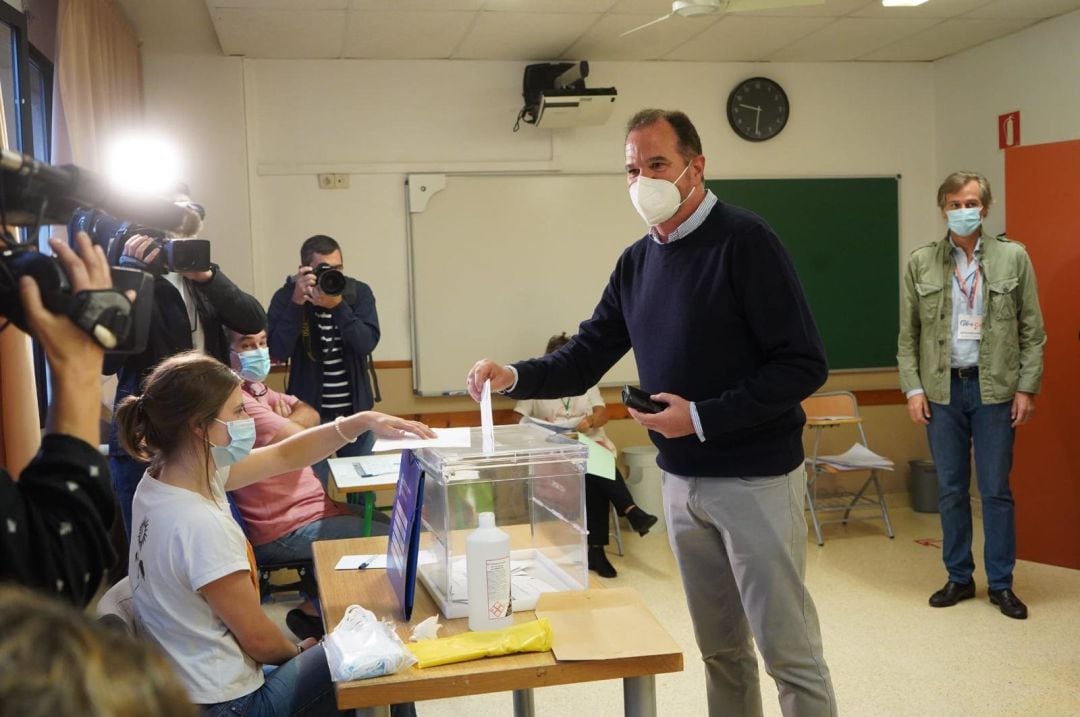 Carlos Iturgaiz vota en Getxo