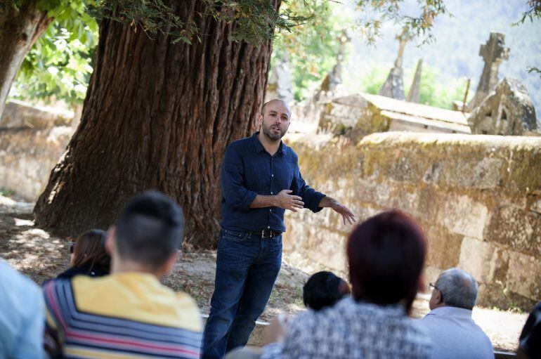 El candidato de En Marea a la Presidencia de la Xunta, Luis Villares, mantiene un encuentro abierto en Ribadavia con las mareas de las comarcas del Ribeiro y Carballiño