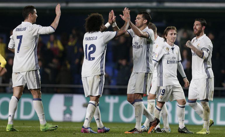 Los jugadores del Real Madrid celebran la victoria frente al Villarreal