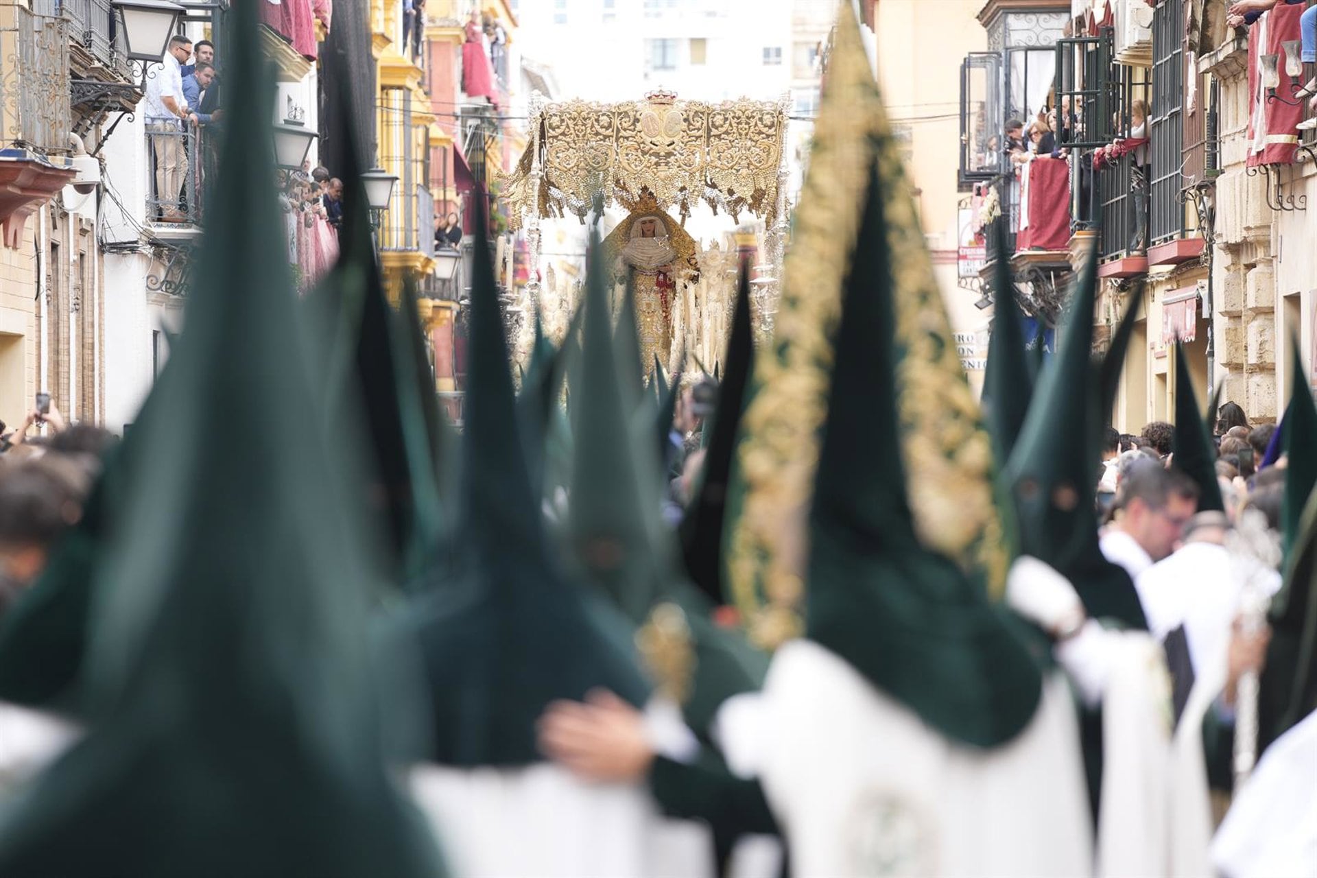 Nazarenos de la Esperanza de Triana en la mañana del Viernes Santo
