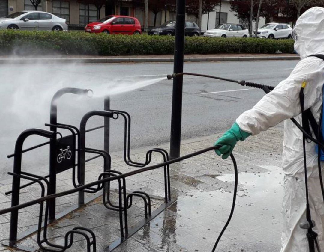 Un operario desinfectando mobiliario urbano
