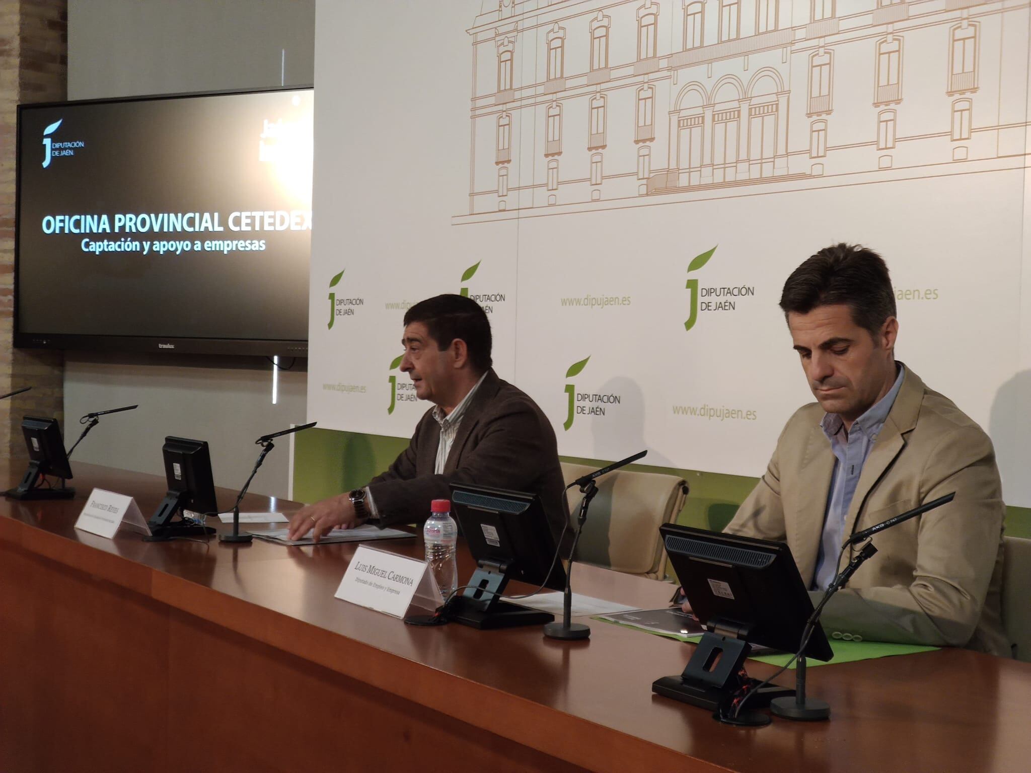 El presidente de la Diputación, Francisco Reyes, y el diputado, Luis Miguel Carmona, presentando en rueda de prensa la Oficina del Cetedex de Jaén