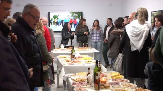 Varios militantes celebraron la renavación de la Casa del Pueblo