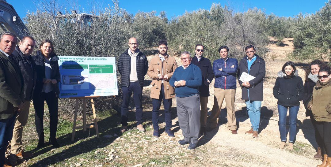 Responsables políticos y técnicos durante la colocación de la primera piedra de la depuradora de Villargordo.