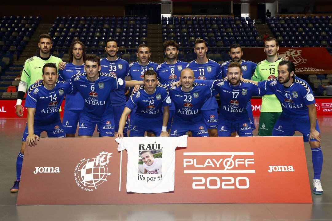 Foto de grupo del Viña Albali Valdepeñas, antes del inicio de su compromiso frente al Osasuna Magna 