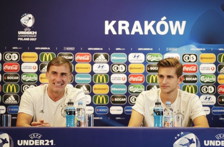 El portero Julian Pollersbeck y el entrenador alemán Stefan Kuntz durante una rueda de prensa. 