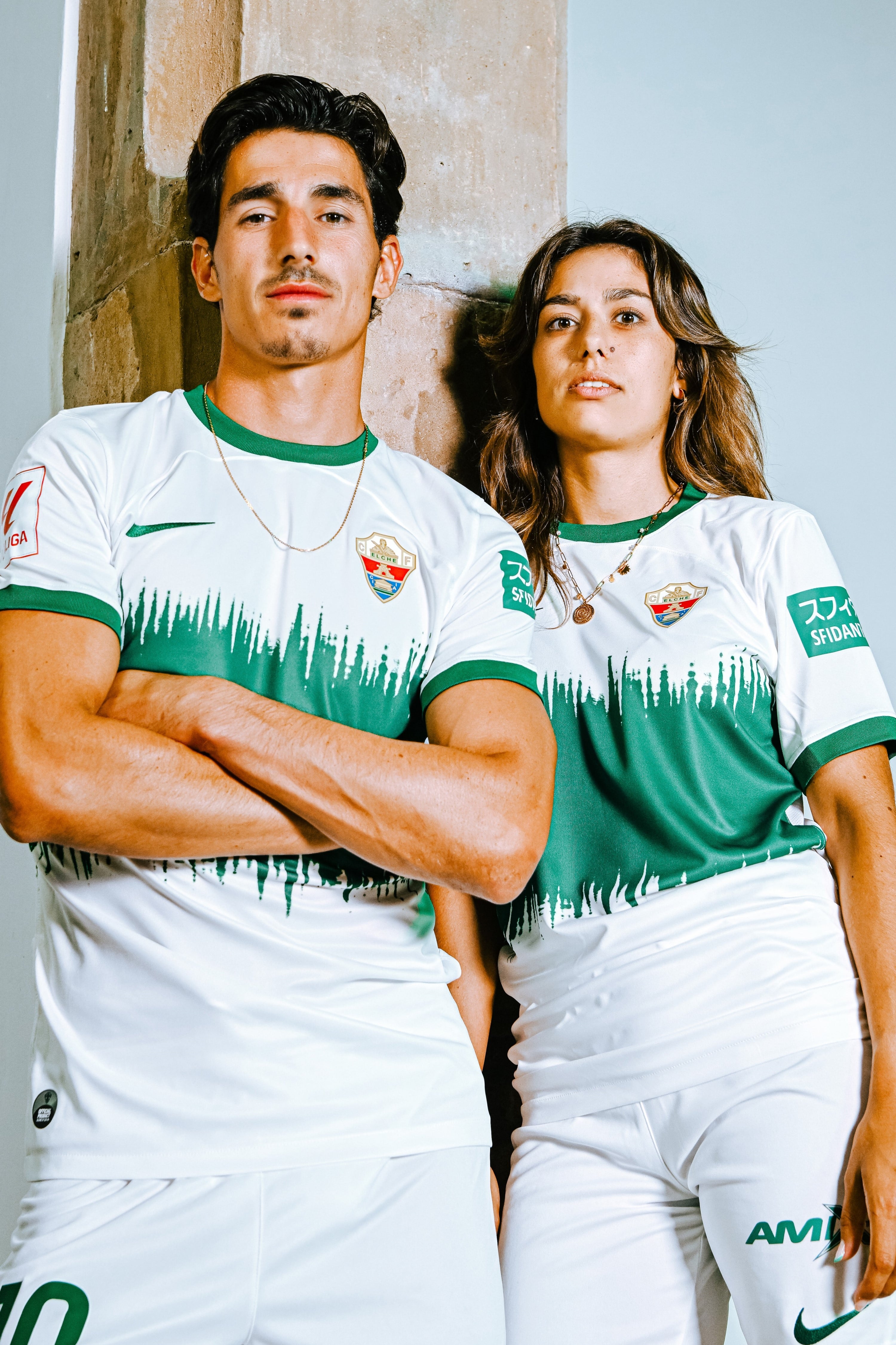 Pere Milla y Uxue Mendía han posado con la nueva indumentaria del Elche