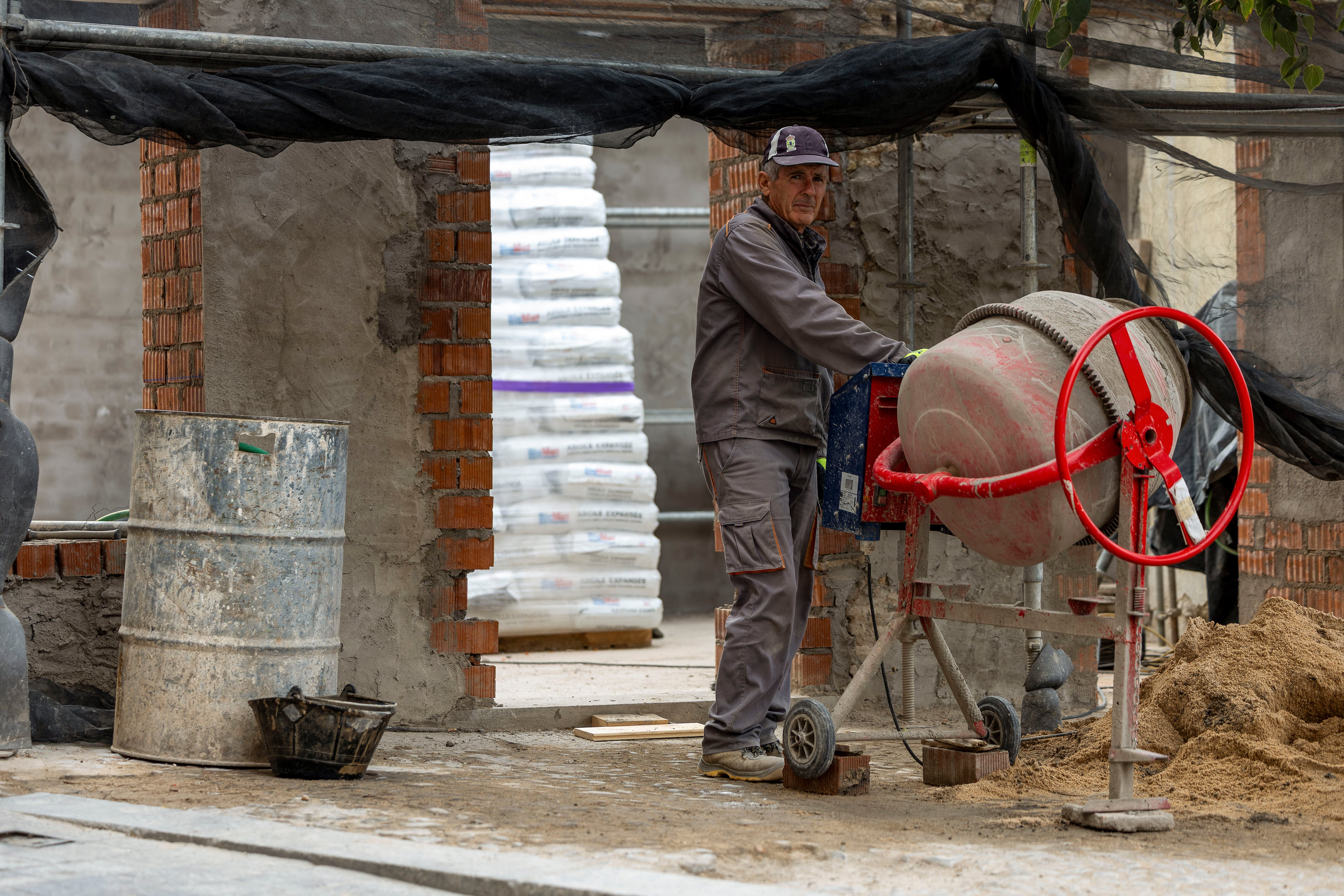 Un trabajador, en la obra