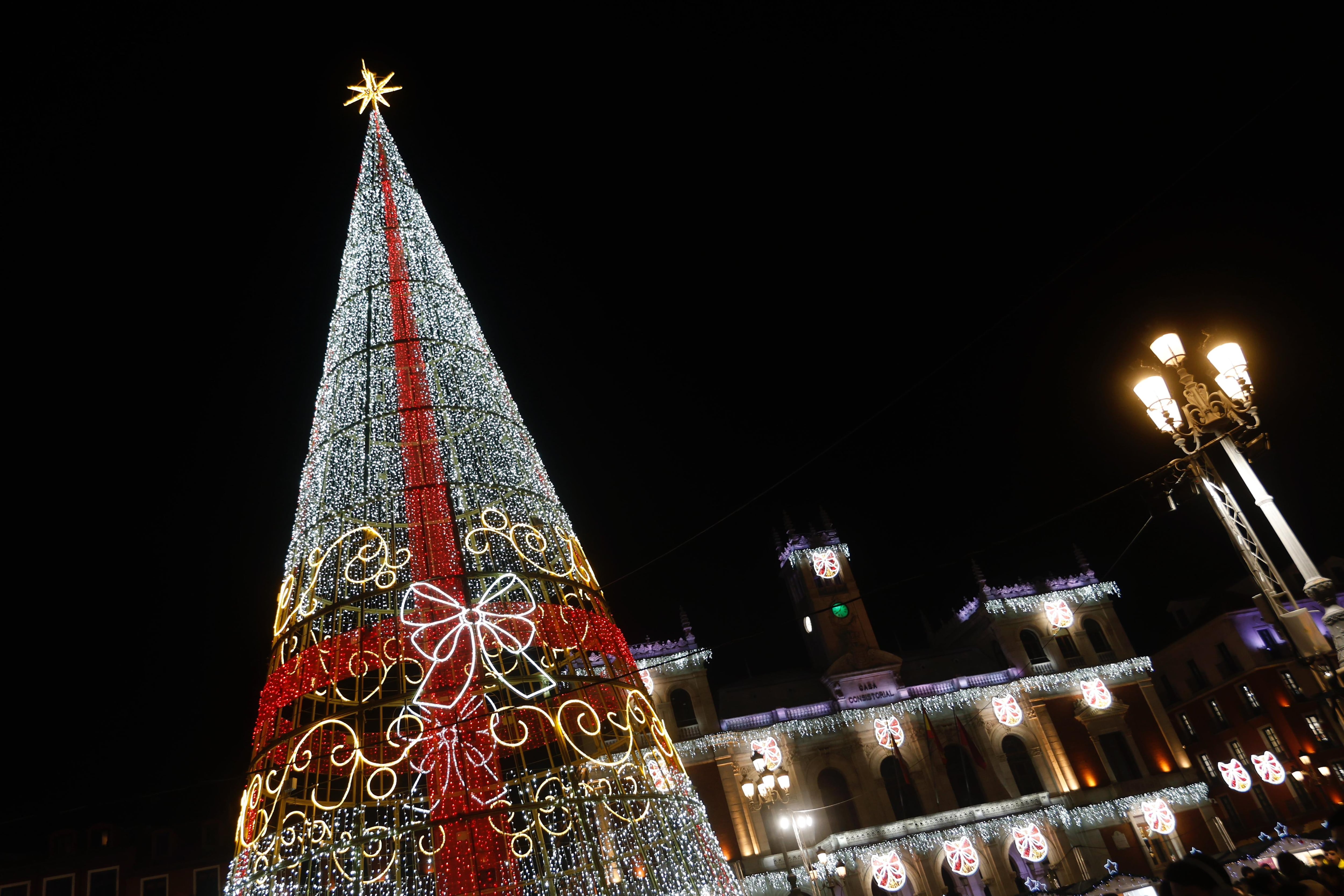 El IX Mercado Artesanal Navideño bate récord de participación en la Plaza Mayor de Valladolid con 70 puestos de artesanía y alimentación