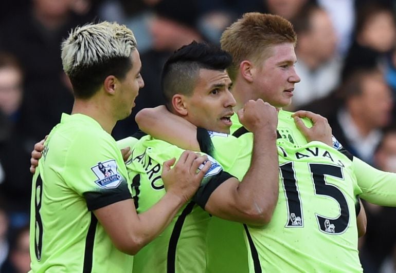 Agüero celebra con sus compañeros un gol.