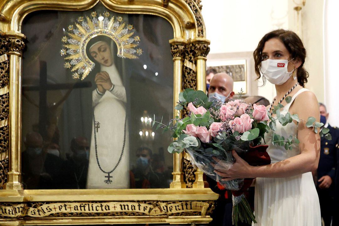 La presidenta de la Comunidad, Isabel Díaz Ayuso realiza una oferta floral a la Virgen de la Paloma tras la misa en la Iglesia Virgen de la Paloma con motivo de su festividad este domingo