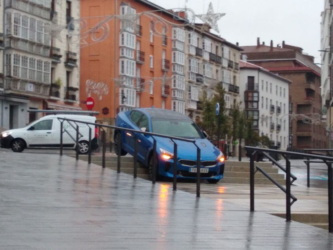 La nueva vía por la que se debe circular está a la izquierda del coche azul, antes de llegar a las nuevas escaleras de la Cuesta de San Francisco