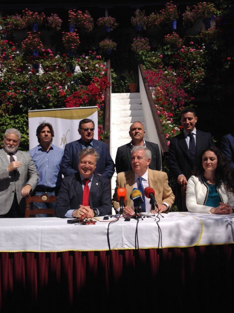 El presidente de la D.O. del Vino Montilla-Moriles, Javier Martín con representantes institucionales y colectivos 