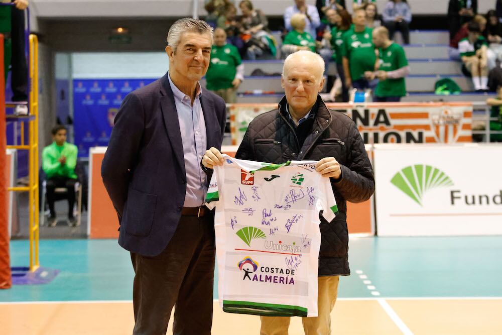 El club ahorrador entrega una camiseta firmada como símbolo de gratitud.