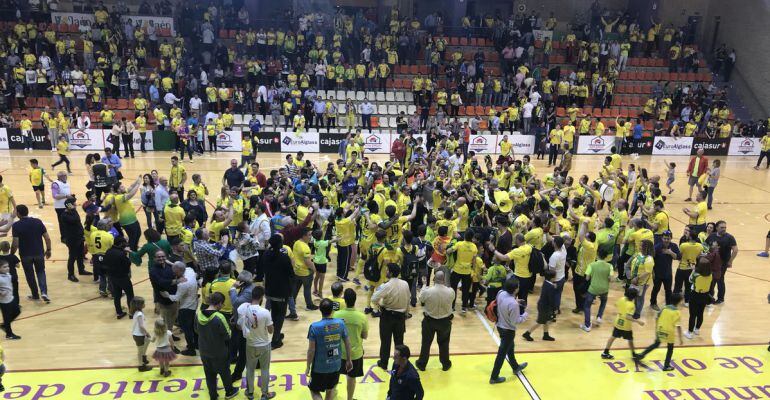 Jugadores y público celebran el pase a la siguiente ronda del Jaén Paraíso Interior FS.