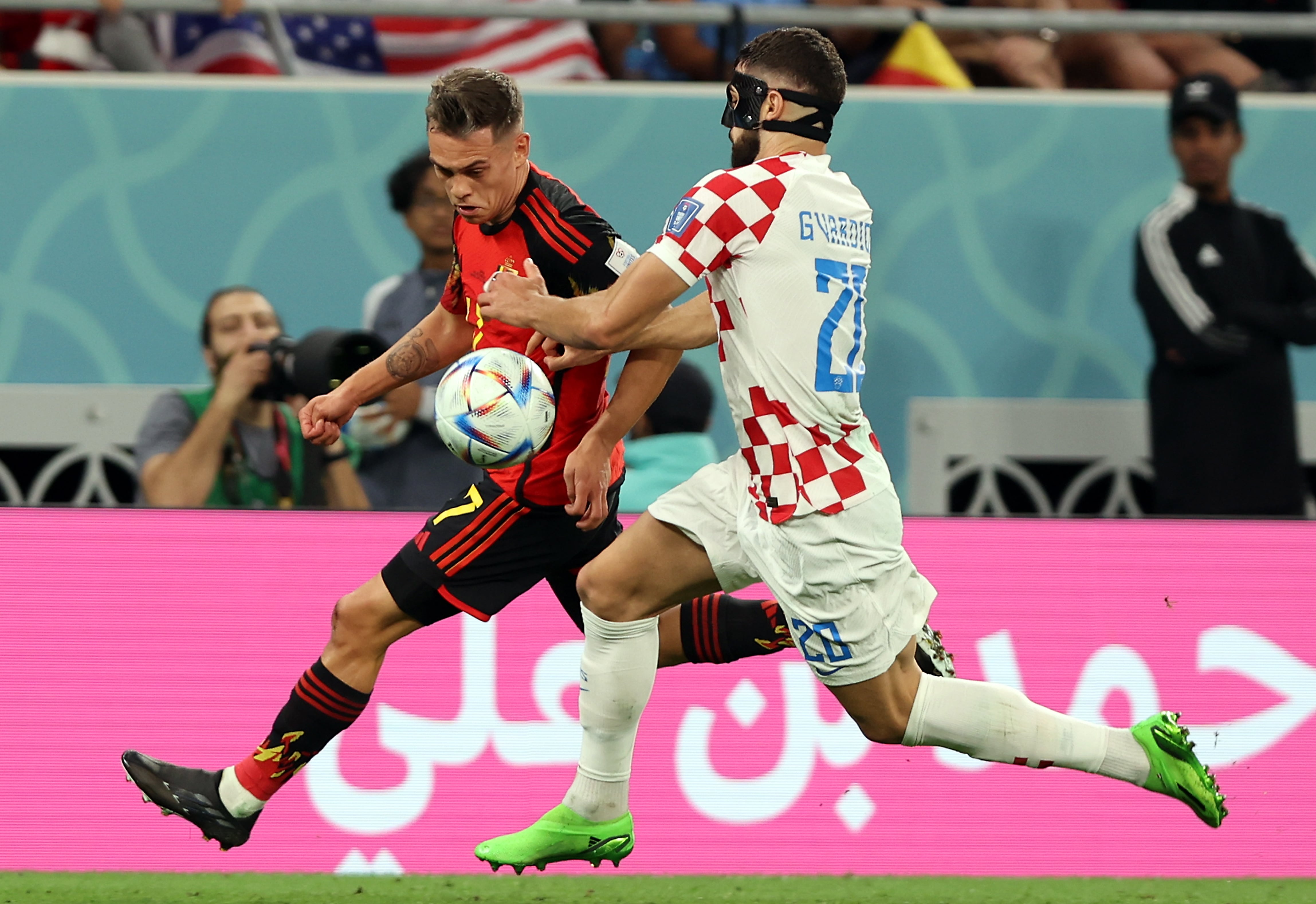 Josko Gvardiol y Leandro Trossard durante el partido. (Mundial de Fútbol, Bélgica, Croacia, Catar) EFE/EPA/Tolga Bozoglu