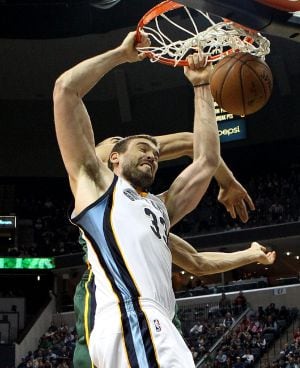 El español Marc Gasol, en acción ante el francés Rudy Gobert de los Utah Jazz.