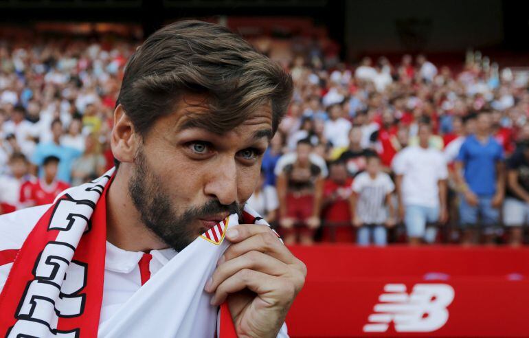 Fernando Llorente, besando el escudo del Sevilla durante su presentación