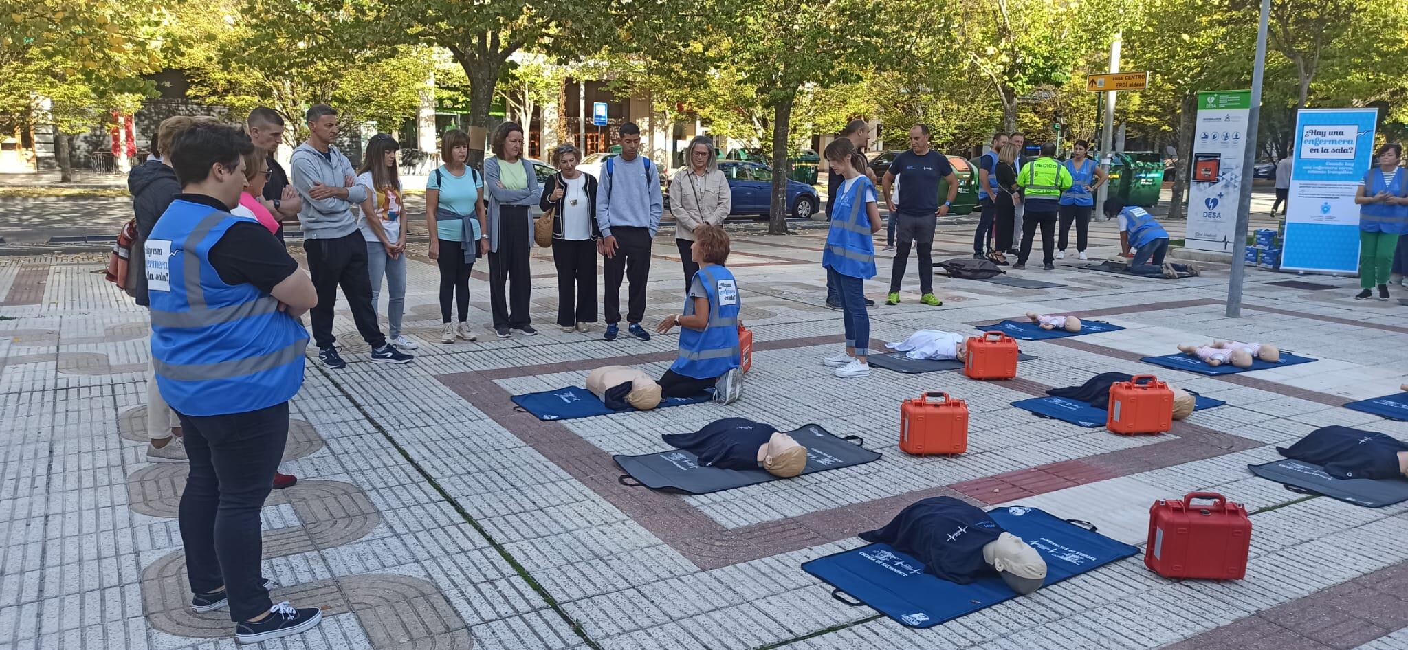 Personal del Colegio de Enfermería de Navarra enseñando cómo hacer una RCP