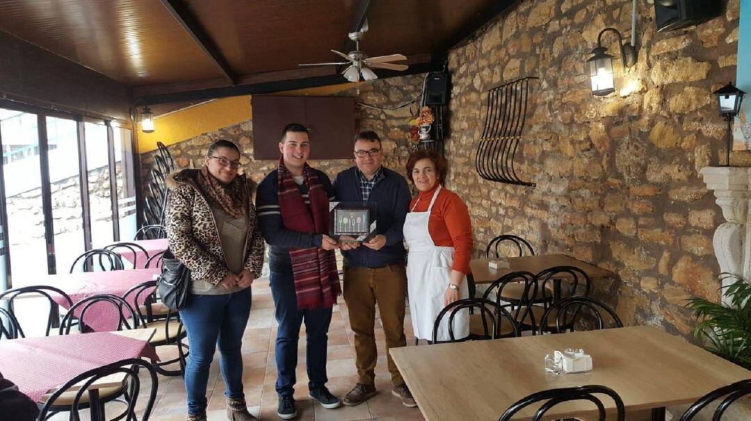 Entrega de placas a los establecimientos ganadores en la II Ruta de la Tapa de Castillo de Locubín