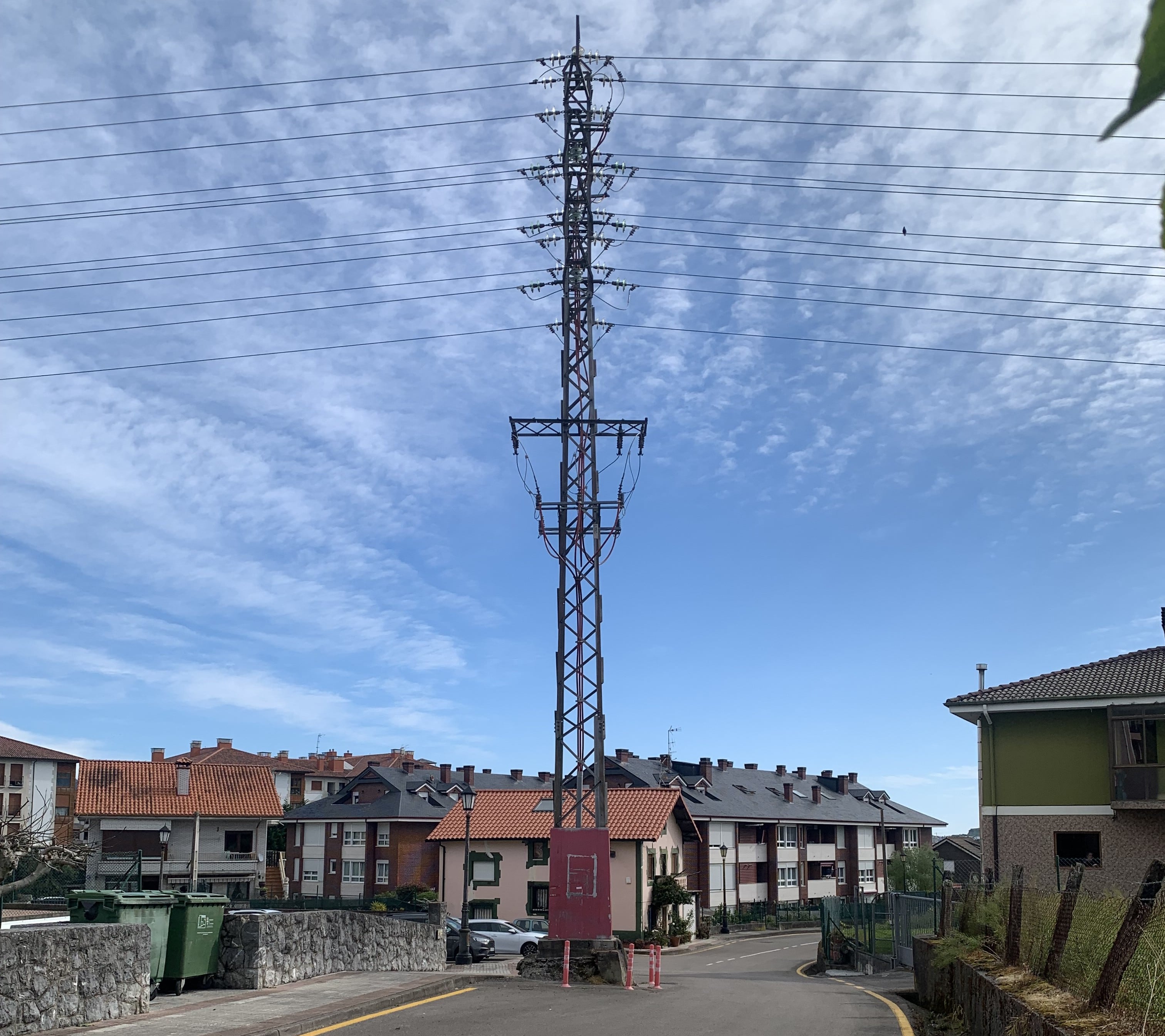 Treto reclama una actuación urgente para soterrar líneas de alta tensión