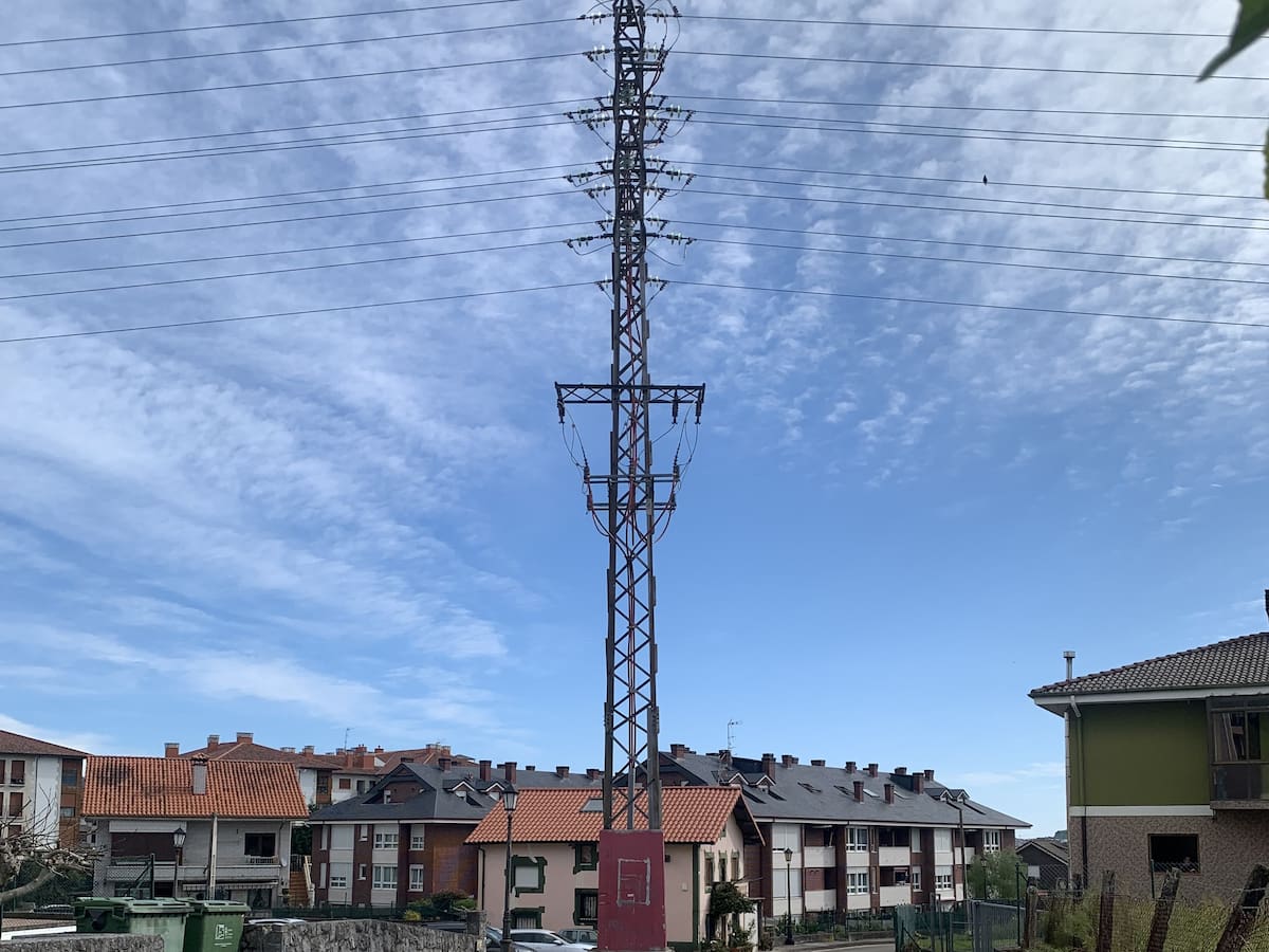 Torres y líneas de alta tensión generan preocupación en Bárcena de Cicero