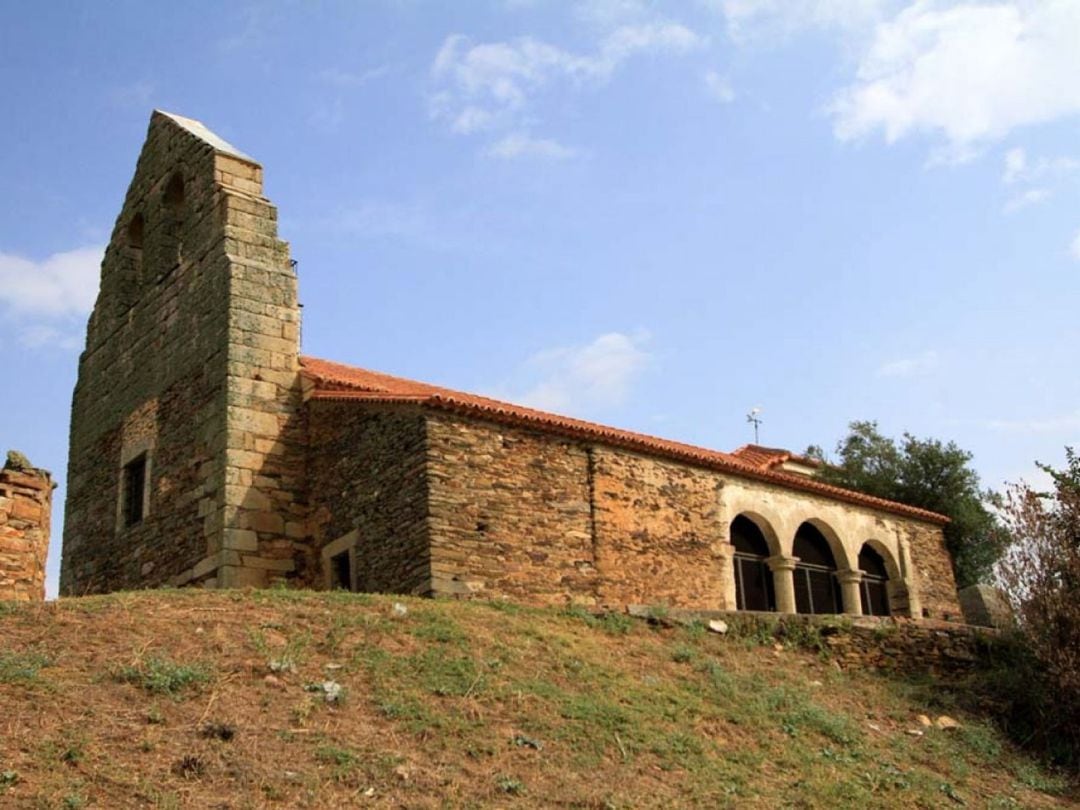 Exterior de la iglesia de la localidad de Muga de Alba