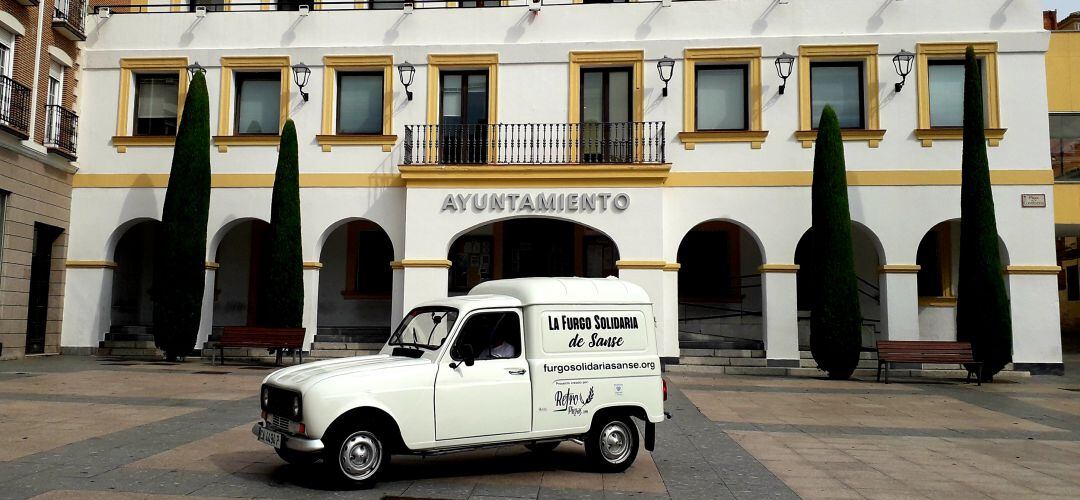 La Renault 4 F frente al Ayuntamiento