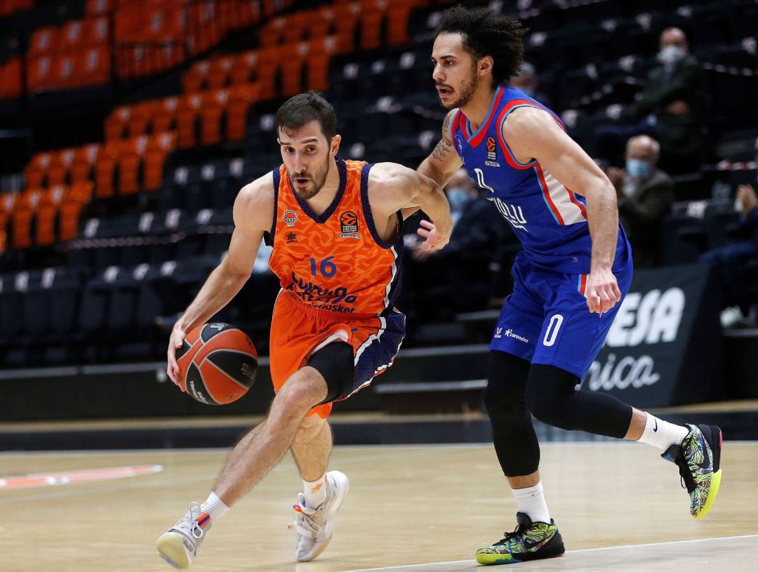 El base del Valencia Basket Guillem Vives se escapa de Shane Larkin, de Anadolu Efes, durante el partido de EuroLiga 