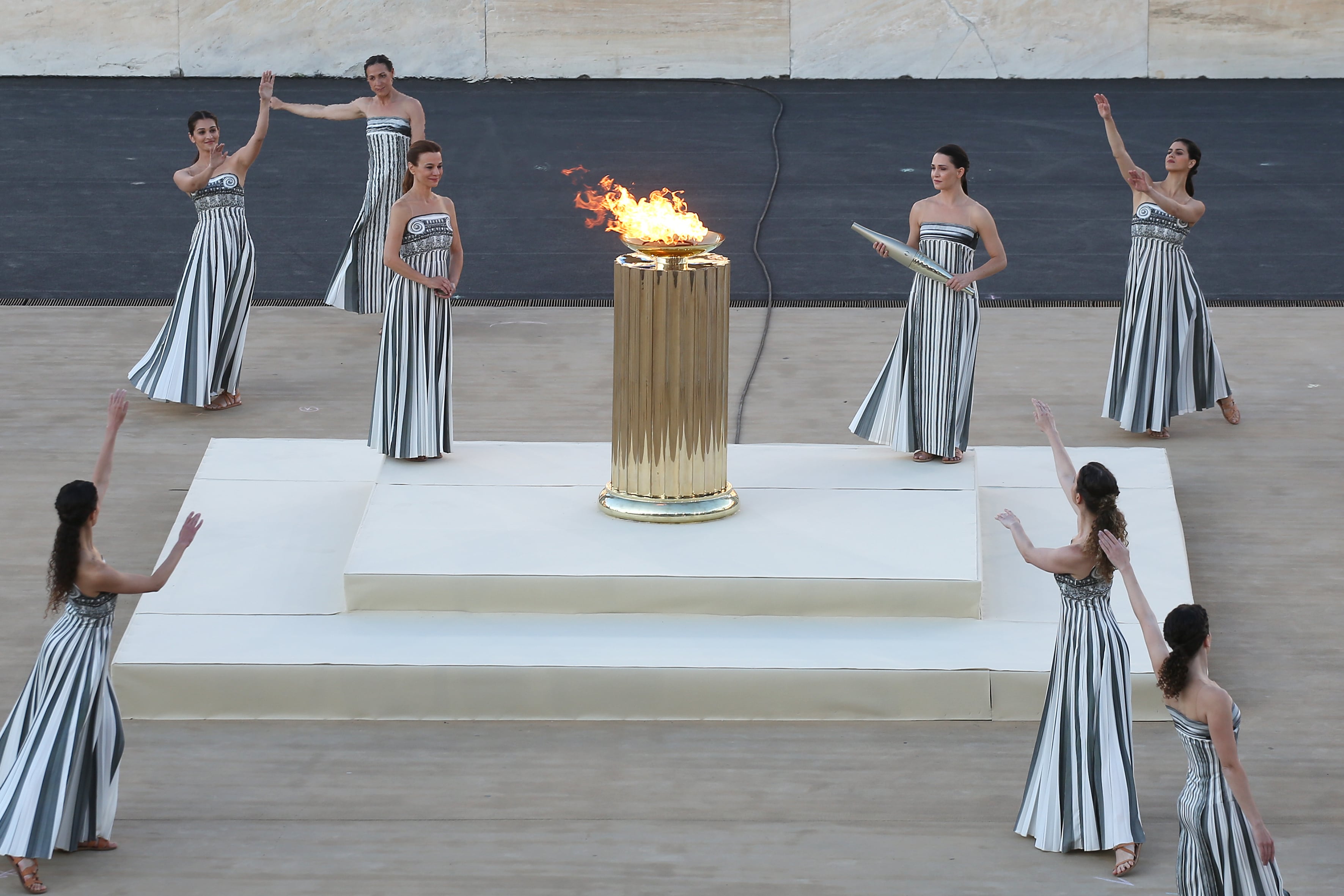 Ceremonia de entrega de la llama olímpica a una delegación del Comité Organizador de París 2024