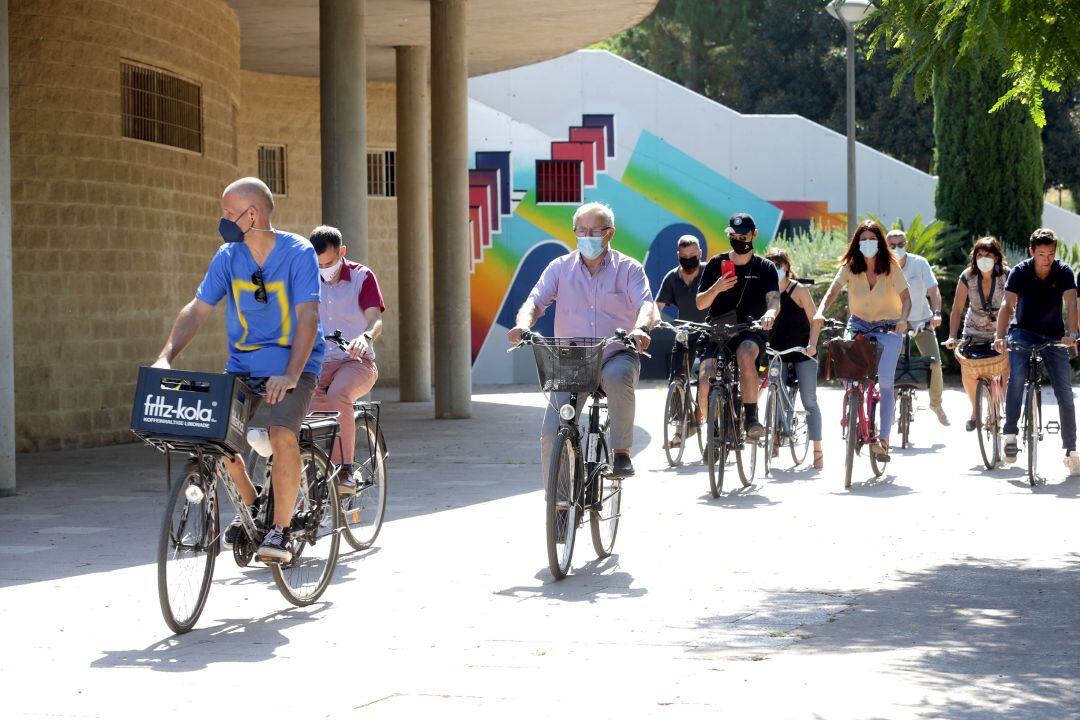 El alcalde de València recorre en bici la ruta del proyecto ‘Abstracte, un riu d’art’.