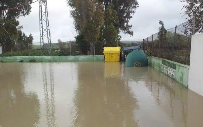 El río Guadalete desbordado a su paso por Jerez