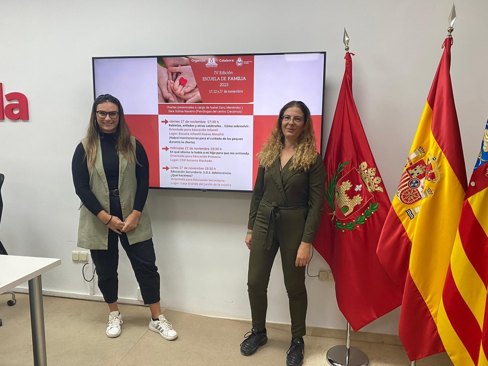 María Gisbert, concejala de Educación de Elda, junto a Raquel Cerdá, vicepresidenta de la Agrupación de AMPA de Elda