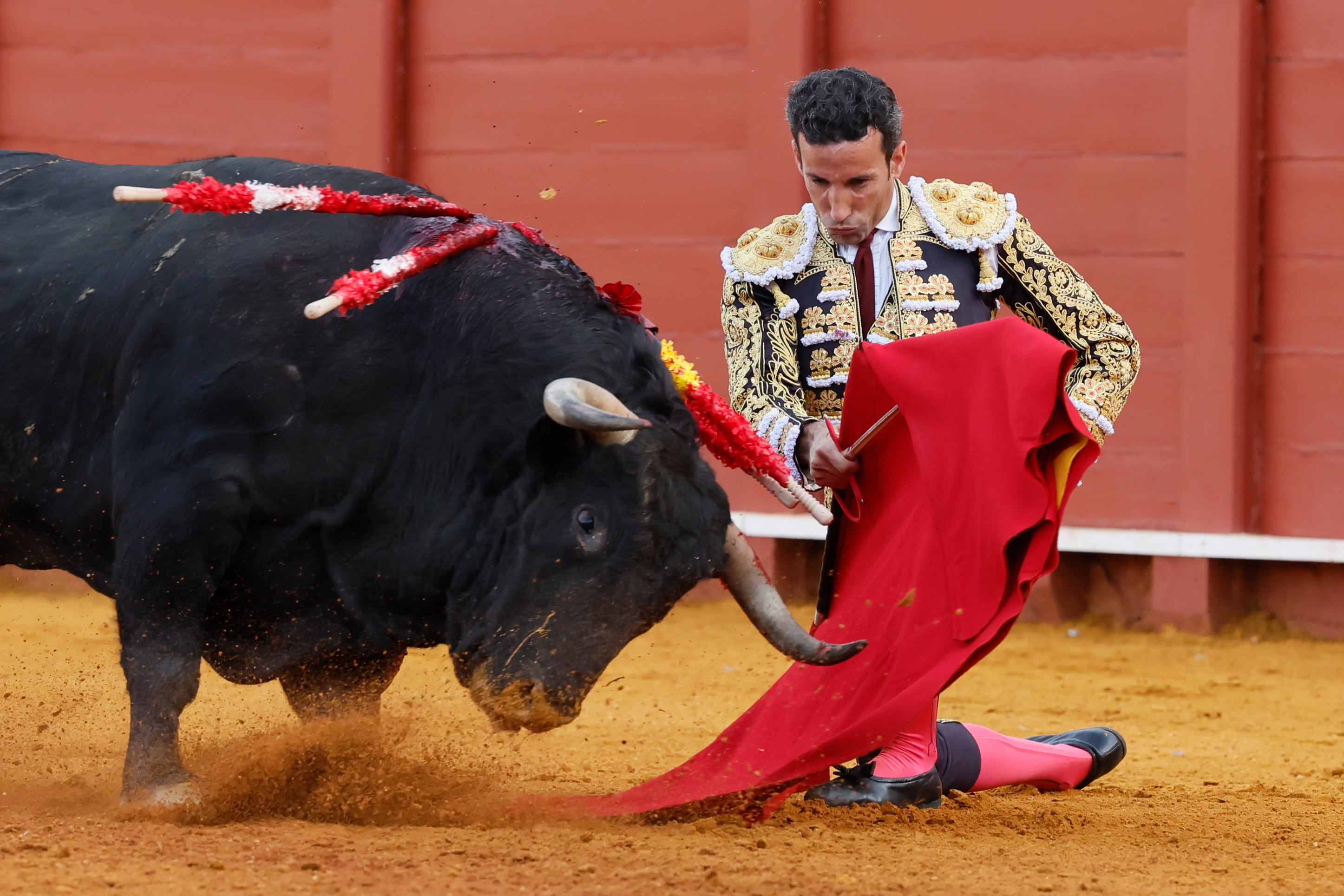 SEVILLA, 21/04/2026.- El diestro David de Miranda durante la lidia de su primer toro, en el undécimo festejo taurino de la Feria de Abril de Sevilla, con reses de la ganadería de El Parralejo, este miércoles en la Real Maestranza. EFE/José Manuel Vidal