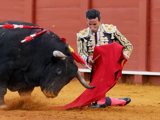 SEVILLA, 21/04/2026.- El diestro David de Miranda durante la lidia de su primer toro, en el undécimo festejo taurino de la Feria de Abril de Sevilla, con reses de la ganadería de El Parralejo, este miércoles en la Real Maestranza. EFE/José Manuel Vidal
