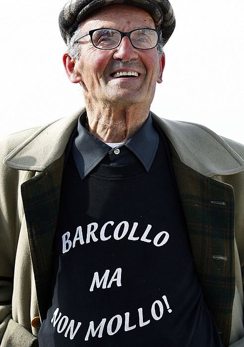 Uno de los evacuados por el terremoto en Abruzzo con una camiseta con la siguiente inscripción: &quot;Me tambaleo pero no cedo&quot;