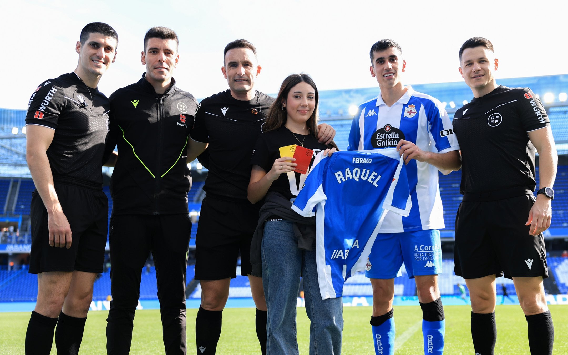 Raquel Rey en Riazor junto a Diego Villares y los árbitros del partido | Foto: RCDeportivo