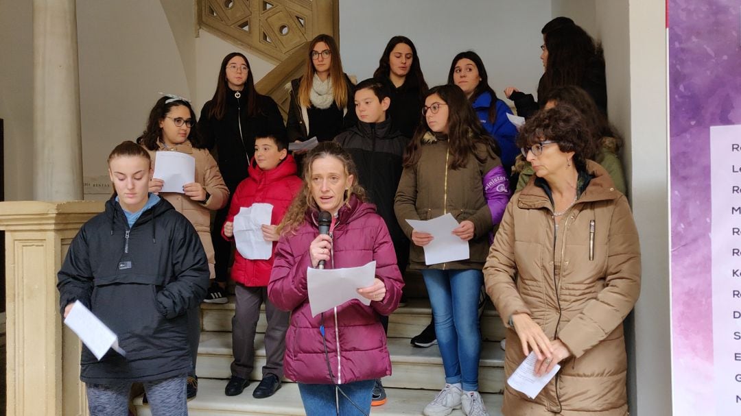 Alumnas durante la concentración por el Día Internacional contra la Violencia de Género