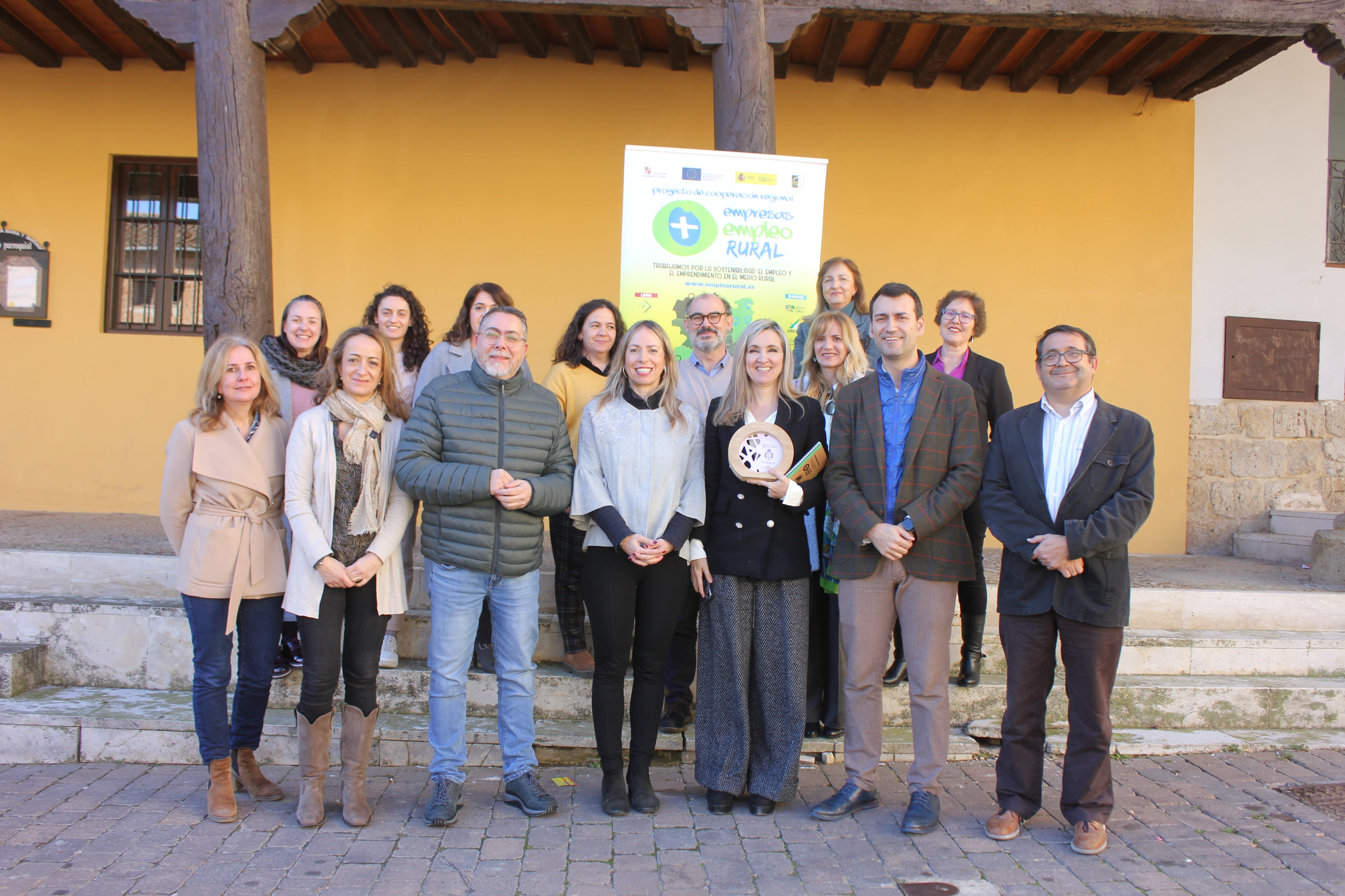 Los gerentes de los 11 Grupos de Acción Local cooperantes y la Directora General  que muestra el premio en una reunión que mantuvieron el pasado día 14 de diciembre en Medina de Rioseco