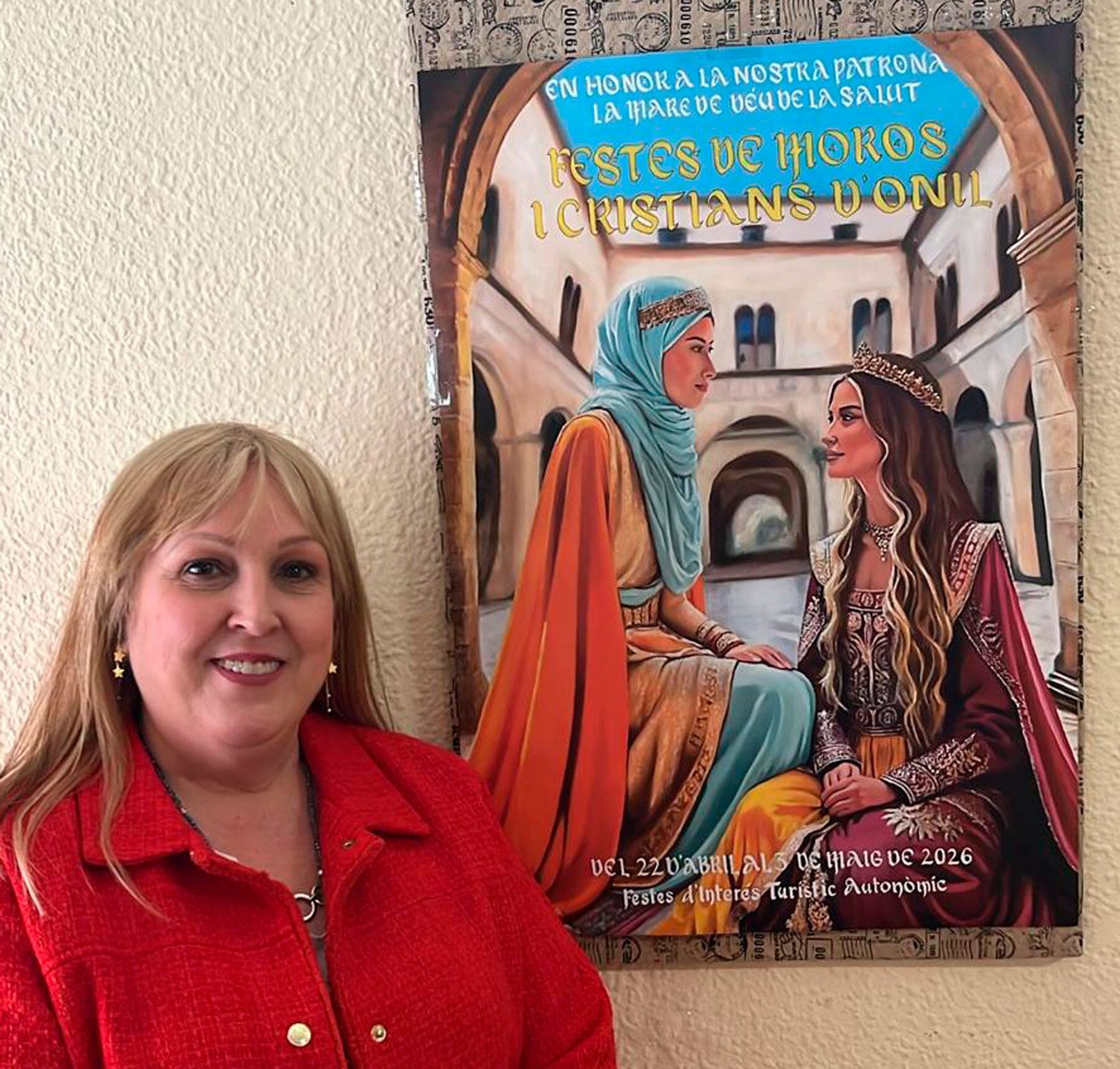 Rosana Silvestre, regidora de Festes d'Onil, davant el cartell anunciador de les Festes 2026