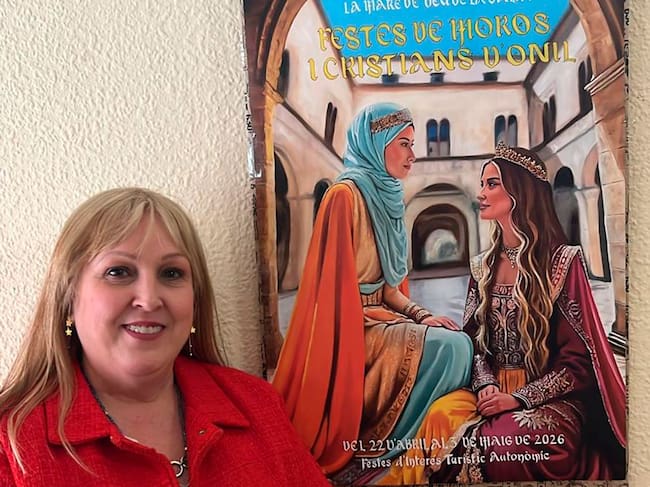 Rosana Silvestre, regidora de Festes d'Onil, davant el cartell anunciador de les Festes 2026