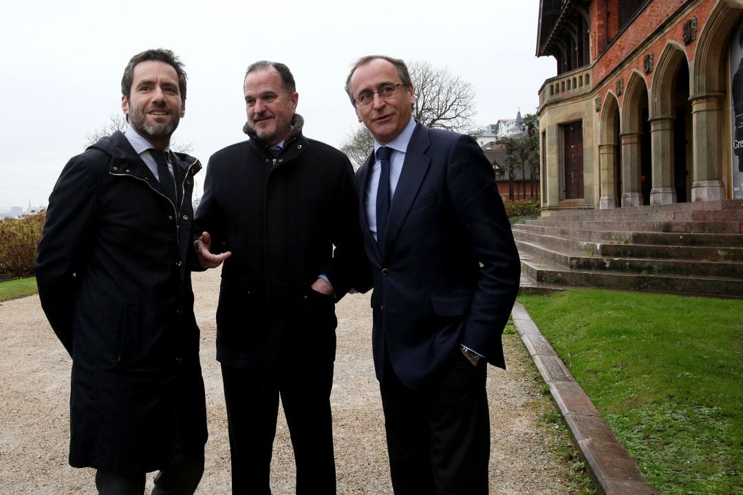 Carlos Iturgaiz (en el centro) junto a Alonso Alonso y Borja Sémper