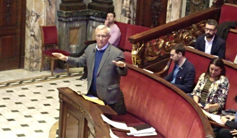 El alcalde interviene durante el pleno