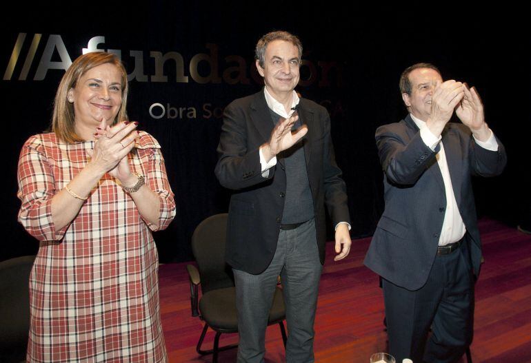 El expresidente del Gobierno José Luis Rodríguez Zapatero junto al alcalde de Vigo, Abel Caballero y la presidenta de la Diputación, Carmela Silva, antes de la conferencia "Sociedades diversas y tolerantes para un nuevo orden global"